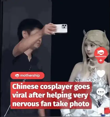coser-take-photo